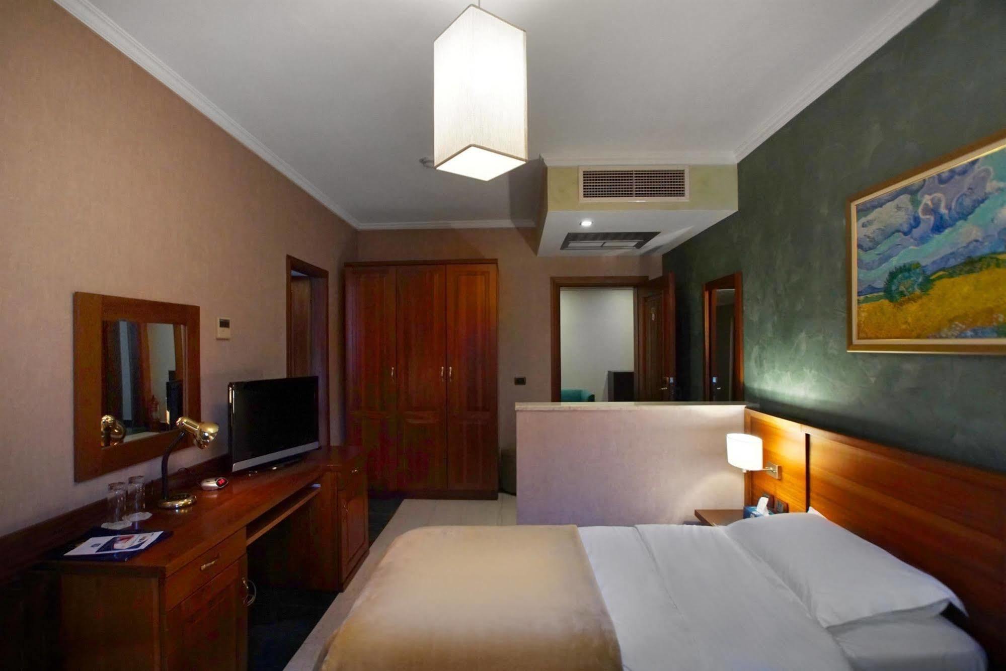 Nov Hotel Tirana Extérieur photo
