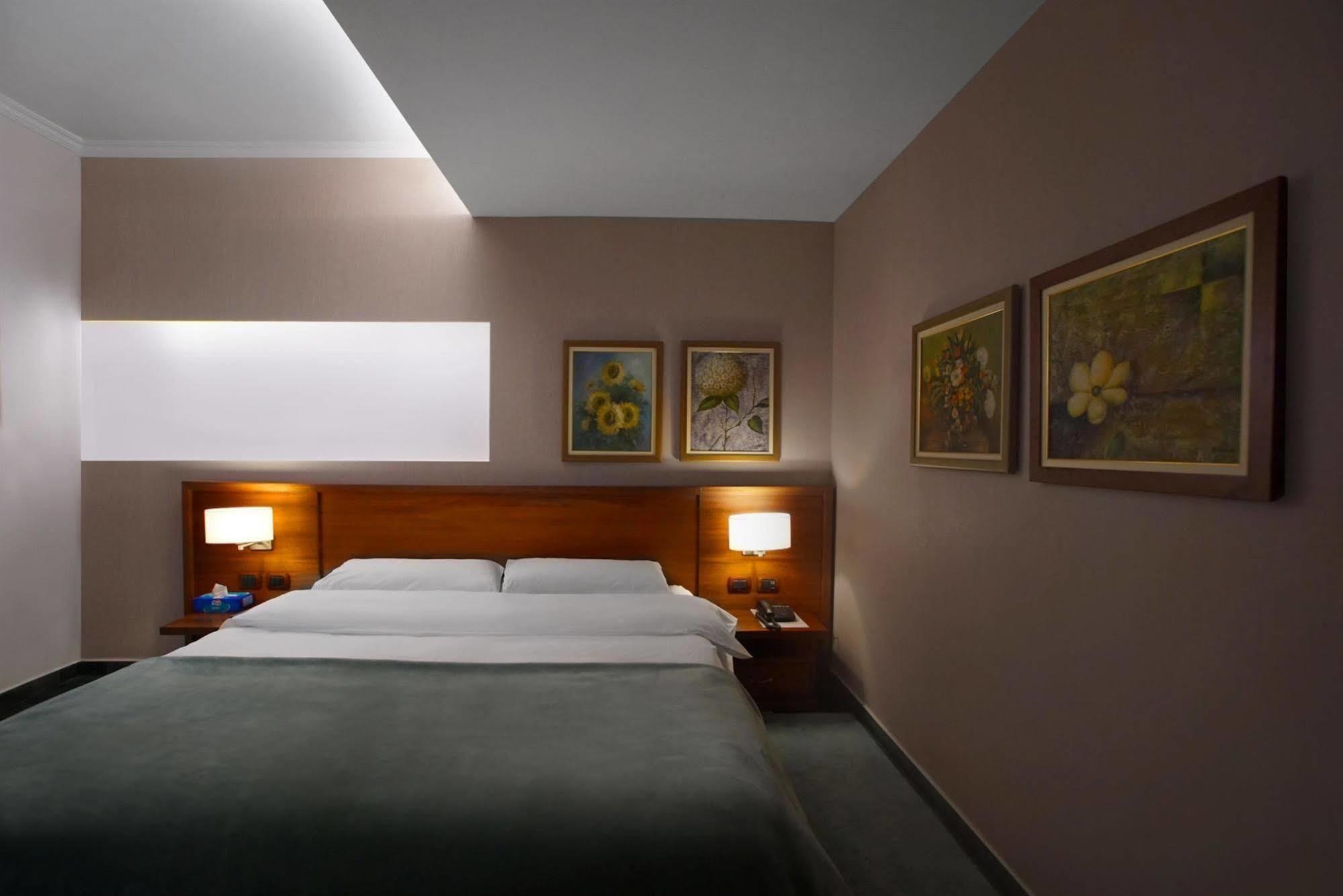 Nov Hotel Tirana Extérieur photo